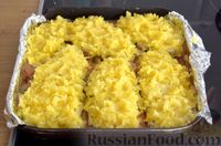 Фото приготовления рецепта: Куриные отбивные, запечённые с грибами, картофелем и сыром - шаг №16