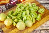 Фото приготовления рецепта: Салат "Дунайский" из зелёных помидоров с болгарским перцем (на зиму) - шаг №3