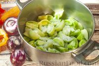 Фото приготовления рецепта: Салат "Дунайский" из зелёных помидоров с болгарским перцем (на зиму) - шаг №4