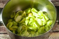 Фото приготовления рецепта: Салат "Дунайский" из зелёных помидоров с болгарским перцем (на зиму) - шаг №6