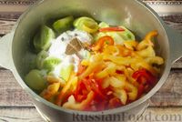 Фото приготовления рецепта: Салат "Дунайский" из зелёных помидоров с болгарским перцем (на зиму) - шаг №8