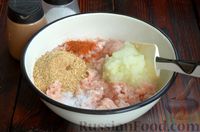 Фото приготовления рецепта: "Ложные чебуреки" из куриного фарша с помидорами и плавленым сыром - шаг №3