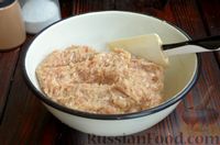 Фото приготовления рецепта: "Ложные чебуреки" из куриного фарша с помидорами и плавленым сыром - шаг №4