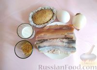 Фото приготовления рецепта: Форшмак из копчёной и солёной сельди, с картошкой и яйцами - шаг №1