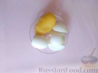 Фото приготовления рецепта: Форшмак из копчёной и солёной сельди, с картошкой и яйцами - шаг №2