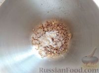 Фото приготовления рецепта: Форшмак из копчёной и солёной сельди, с картошкой и яйцами - шаг №3