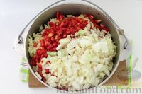 Фото приготовления рецепта: Салат из свёклы, яблок, болгарского перца и лука (на зиму) - шаг №5