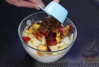 Фото приготовления рецепта: Творожная запеканка с фруктами (без сахара) - шаг №4
