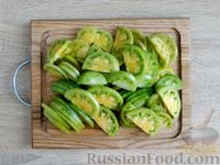 Фото приготовления рецепта: Пикантный салат из зелёных помидоров с луком, чесноком и острым перцем - шаг №2