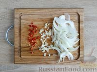 Фото приготовления рецепта: Пикантный салат из зелёных помидоров с луком, чесноком и острым перцем - шаг №4