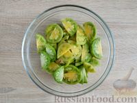 Фото приготовления рецепта: Пикантный салат из зелёных помидоров с луком, чесноком и острым перцем - шаг №3