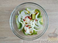 Фото приготовления рецепта: Пикантный салат из зелёных помидоров с луком, чесноком и острым перцем - шаг №5