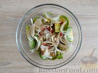 Фото приготовления рецепта: Пикантный салат из зелёных помидоров с луком, чесноком и острым перцем - шаг №6