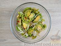Фото приготовления рецепта: Пикантный салат из зелёных помидоров с луком, чесноком и острым перцем - шаг №7