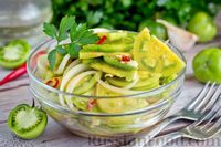 Фото приготовления рецепта: Пикантный салат из зелёных помидоров с луком, чесноком и острым перцем - шаг №8
