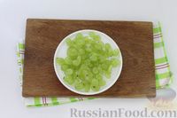 Фото приготовления рецепта: Яичный салат с виноградом, плавленым сыром и чесноком - шаг №4