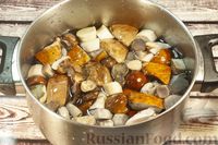 Фото приготовления рецепта: Закуска из лесных грибов, сладкого перца, моркови и лука (на зиму) - шаг №3