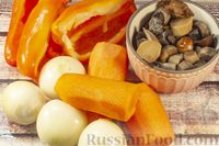 Фото приготовления рецепта: Закуска из лесных грибов, сладкого перца, моркови и лука (на зиму) - шаг №4
