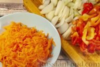 Фото приготовления рецепта: Закуска из лесных грибов, сладкого перца, моркови и лука (на зиму) - шаг №5