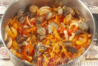 Фото приготовления рецепта: Закуска из лесных грибов, сладкого перца, моркови и лука (на зиму) - шаг №7