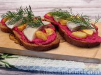 Фото к рецепту: Сморреброд с сельдью, свекольным пюре и картофелем