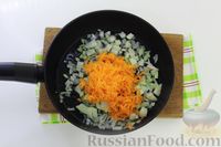 Фото приготовления рецепта: Куриные рулетики с грибами и морковью, запечённые в сметанно-сырном соусе - шаг №6
