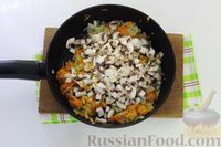 Фото приготовления рецепта: Куриные рулетики с грибами и морковью, запечённые в сметанно-сырном соусе - шаг №7