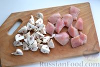 Фото приготовления рецепта: Макароны с индейкой и грибами в томатном соусе - шаг №4