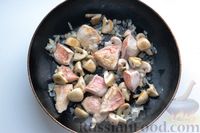 Фото приготовления рецепта: Макароны с индейкой и грибами в томатном соусе - шаг №7