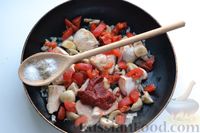 Фото приготовления рецепта: Макароны с индейкой и грибами в томатном соусе - шаг №8