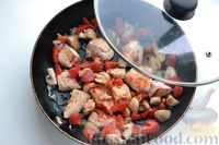 Фото приготовления рецепта: Макароны с индейкой и грибами в томатном соусе - шаг №9