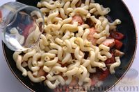 Фото приготовления рецепта: Макароны с индейкой и грибами в томатном соусе - шаг №11