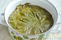 Фото приготовления рецепта: Рыба, запечённая с овощами в виноградных листьях - шаг №9