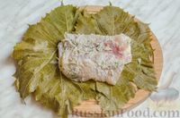 Фото приготовления рецепта: Рыба, запечённая с овощами в виноградных листьях - шаг №15
