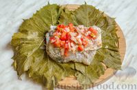 Фото приготовления рецепта: Рыба, запечённая с овощами в виноградных листьях - шаг №16