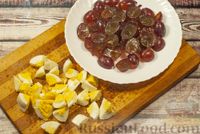 Фото приготовления рецепта: Салат с крабовыми палочками, кукурузой и виноградом - шаг №3
