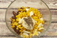 Фото приготовления рецепта: Салат с крабовыми палочками, кукурузой и виноградом - шаг №5