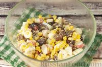Фото приготовления рецепта: Салат с крабовыми палочками, кукурузой и виноградом - шаг №6