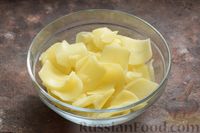 Фото приготовления рецепта: Картофель, запечённый с луком, сливками и сыром в фольге - шаг №2
