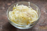 Фото приготовления рецепта: Картофель, запечённый с луком, сливками и сыром в фольге - шаг №4