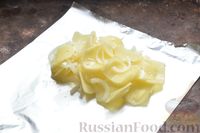 Фото приготовления рецепта: Картофель, запечённый с луком, сливками и сыром в фольге - шаг №5
