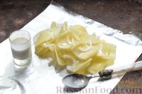 Фото приготовления рецепта: Картофель, запечённый с луком, сливками и сыром в фольге - шаг №6