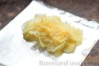Фото приготовления рецепта: Картофель, запечённый с луком, сливками и сыром в фольге - шаг №7