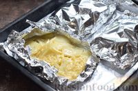 Фото приготовления рецепта: Картофель, запечённый с луком, сливками и сыром в фольге - шаг №10