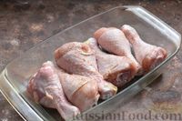 Фото приготовления рецепта: Куриные ножки, запечённые с яблоками и апельсиново-сливочным соусом - шаг №3