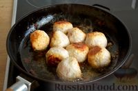 Фото приготовления рецепта: Жареные куриные шарики с сыром и виноградом - шаг №9