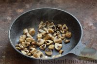 Фото приготовления рецепта: Гречка с грибами и помидорами, на сковороде - шаг №3