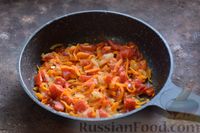 Фото приготовления рецепта: Гречка с грибами и помидорами, на сковороде - шаг №6