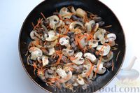 Фото приготовления рецепта: Рис с куриными сердечками и грибами (на сковороде) - шаг №8