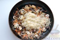 Фото приготовления рецепта: Рис с куриными сердечками и грибами (на сковороде) - шаг №9